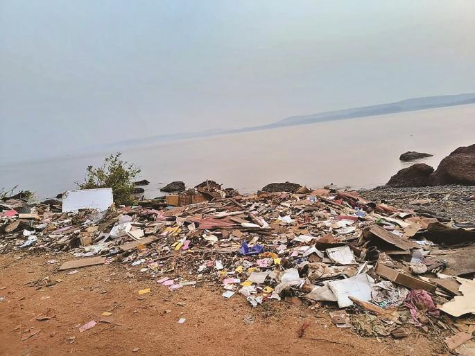 Want to see the sun at Mirya Beach in Ratnagiri or the garbage | रत्नागिरीतील मिऱ्या समुद्रकिनारी सूर्याचे दर्शन घ्यायचे की कचऱ्याचे? Want to see the sun at Mirya Beach in Ratnagiri or the garbage | रत्नागिरीतील मिऱ्या समुद्रकिनारी सूर्याचे दर्शन घ्यायचे की कचऱ्याचे?