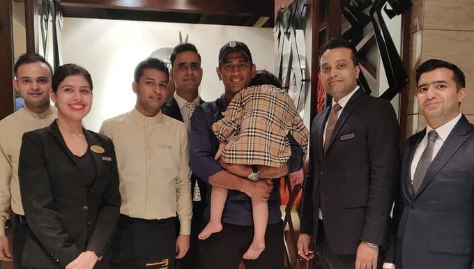 MS Dhoni returned after finishing Army training ... | आर्मीची ट्रेनिंग संपवून धोनी परतला आणि हळवा झाला...