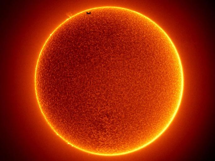 NASA releases stunning image of ISS crossing in front of the sun | सूर्याच्या जवळून गेलं इंटरनॅशनल स्पेस स्टेशन, आश्चर्यकारक आणि अद्भूत फोटो! NASA releases stunning image of ISS crossing in front of the sun | सूर्याच्या जवळून गेलं इंटरनॅशनल स्पेस स्टेशन, आश्चर्यकारक आणि अद्भूत फोटो!