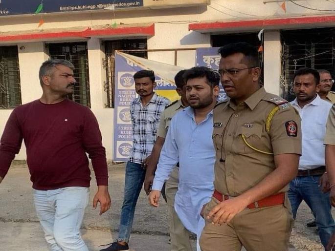 Defacement of PM's banner, Kunal Raut arrested | पंतप्रधानांच्या बॅनरचे विद्रुपीकरण, कुणाल राऊतला अटक Defacement of PM's banner, Kunal Raut arrested | पंतप्रधानांच्या बॅनरचे विद्रुपीकरण, कुणाल राऊतला अटक
