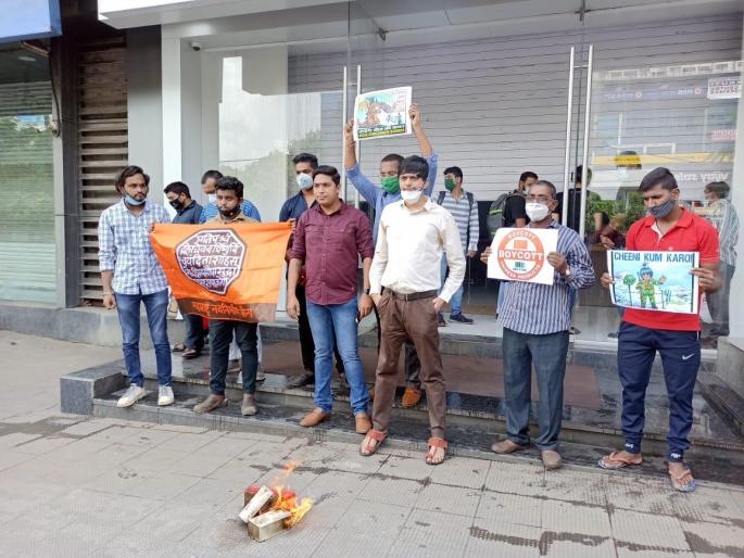 MNS aggressive in Thane against Chinese products; Chinese-made mobiles burnt | चिनी उत्पादनांविरोधात ठाण्यात मनसे आक्रमक; चीनी बनावटीचे मोबाईल जाळले MNS aggressive in Thane against Chinese products; Chinese-made mobiles burnt | चिनी उत्पादनांविरोधात ठाण्यात मनसे आक्रमक; चीनी बनावटीचे मोबाईल जाळले