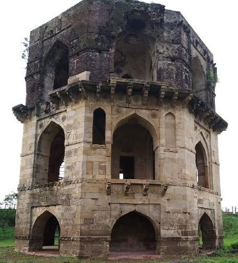 Government's neglect of historical place in Amravati district | अमरावती जिल्ह्यातील ऐतिहासिक हौजकटोराकडे शासनाचे दुर्लक्ष Government's neglect of historical place in Amravati district | अमरावती जिल्ह्यातील ऐतिहासिक हौजकटोराकडे शासनाचे दुर्लक्ष