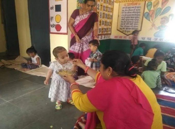 IAS officer's daughter studying in Anganwadi, not in International School | इंटरनॅशनल स्कूलमध्ये नाही, तर अंगणवाडीत शिकतेय जिल्हाधिकाऱ्याची मुलगी