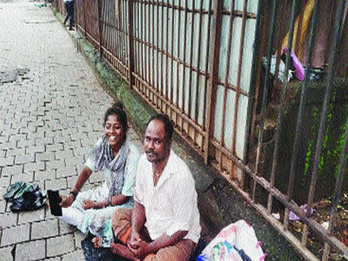 ‘She’ earned success in class X by staying on the road | ‘ती’ने रस्त्यावर राहून कमविले दहावीच्या परीक्षेत यश ‘She’ earned success in class X by staying on the road | ‘ती’ने रस्त्यावर राहून कमविले दहावीच्या परीक्षेत यश