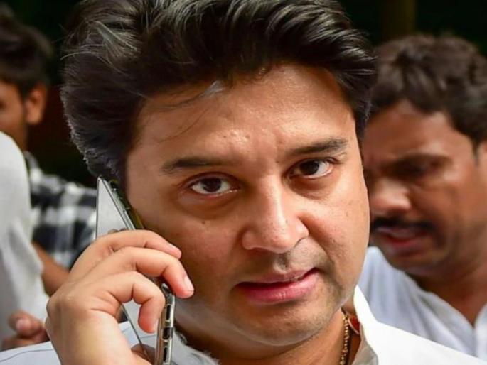 Jyotiraditya Scindia calling party workers to prepare by-election in CoronaCrisis hrb | हॅलो, मी ज्योतिरादित्य शिंदे बोलतोय!; निवडणूक चिंतेमुळे राजकीय वातावरण तापले Jyotiraditya Scindia calling party workers to prepare by-election in CoronaCrisis hrb | हॅलो, मी ज्योतिरादित्य शिंदे बोलतोय!; निवडणूक चिंतेमुळे राजकीय वातावरण तापले