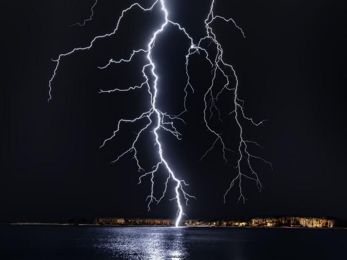 Husband killed, wife seriously injured in lightning strike in Chile | चिल्ली येथे वीज पडून पती ठार, पत्नी गंभीर Husband killed, wife seriously injured in lightning strike in Chile | चिल्ली येथे वीज पडून पती ठार, पत्नी गंभीर