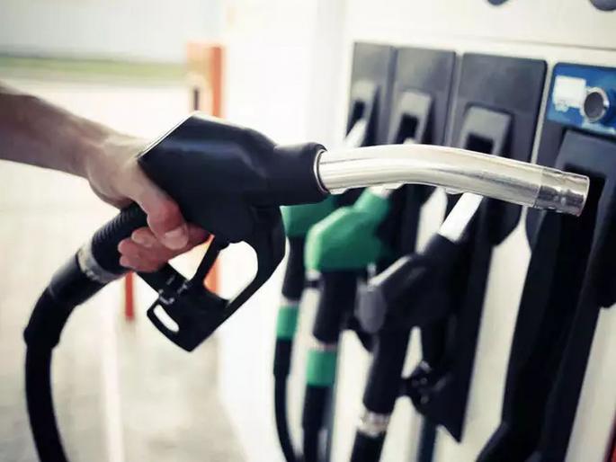 Petrol rates at annual highs; Diesel price hike too | पेट्रोलचे दर वार्षिक उच्चांकावर; डिझेलच्या किंमतीतही मोठी वाढ Petrol rates at annual highs; Diesel price hike too | पेट्रोलचे दर वार्षिक उच्चांकावर; डिझेलच्या किंमतीतही मोठी वाढ