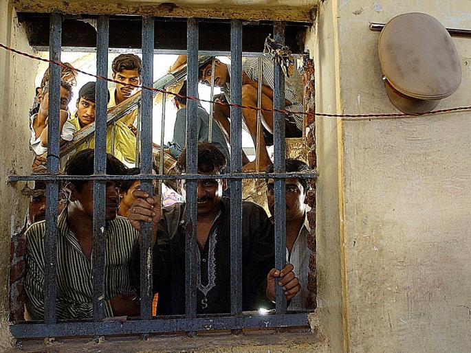 clash on Corona in a Sri Lankan prison; Eight prisoners killed, 50 injured | कोरोनावरून श्रीलंकेच्या जेलमध्ये धुमश्चक्री; आठ कैद्यांचा मृत्यू, ५० जखमी clash on Corona in a Sri Lankan prison; Eight prisoners killed, 50 injured | कोरोनावरून श्रीलंकेच्या जेलमध्ये धुमश्चक्री; आठ कैद्यांचा मृत्यू, ५० जखमी