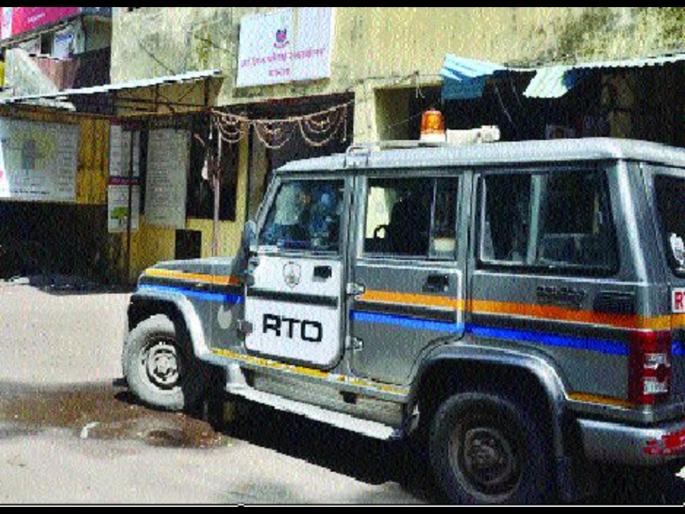 Demand for extra money to issue vehicle license, private agent in Panvel arrested by ACB | वाहन परवाना काढण्यासाठी अतिरिक्त पैशाची मागणी, पनवेलमध्ये खासगी एजंट एसीबीच्या जाळ्यात  Demand for extra money to issue vehicle license, private agent in Panvel arrested by ACB | वाहन परवाना काढण्यासाठी अतिरिक्त पैशाची मागणी, पनवेलमध्ये खासगी एजंट एसीबीच्या जाळ्यात