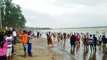 Palghar funded by the fundamentalists | पालघरचा निधी सत्ताधाऱ्यांनी पळविला Palghar funded by the fundamentalists | पालघरचा निधी सत्ताधाऱ्यांनी पळविला