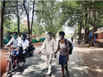 Markets are closed, but the streets are empty | बाजारपेठा बंद, मात्र रस्त्यावर विनाकामाची भटकंती  Markets are closed, but the streets are empty | बाजारपेठा बंद, मात्र रस्त्यावर विनाकामाची भटकंती