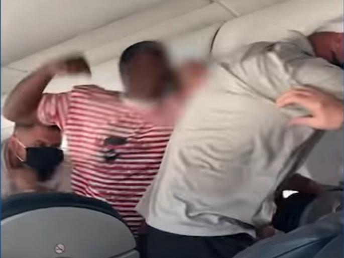 Video: Fist fight breaks out between two passengers on flight to Austin from New Orleans | Video: हे विमान आहे की एसटी! सीटसाठी मारामारी; प्रवाशांनी एकमेकांवर लगावले बुक्क्यांवर बुक्के Video: Fist fight breaks out between two passengers on flight to Austin from New Orleans | Video: हे विमान आहे की एसटी! सीटसाठी मारामारी; प्रवाशांनी एकमेकांवर लगावले बुक्क्यांवर बुक्के