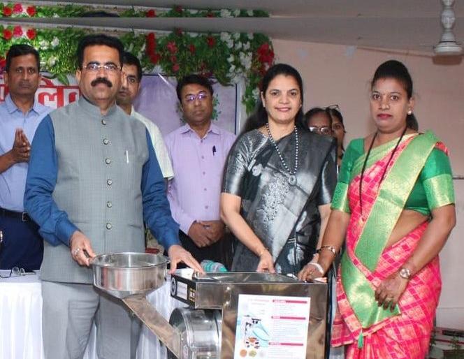 Mira Bhayander Municipal Corporation distributed waste bins and grinding machines to women | मीरा भाईंदर महानगरपालिकेने महिलांना वाटले कचऱ्याचे डबे आणि दळण यंत्रे Mira Bhayander Municipal Corporation distributed waste bins and grinding machines to women | मीरा भाईंदर महानगरपालिकेने महिलांना वाटले कचऱ्याचे डबे आणि दळण यंत्रे