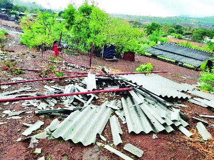 Power pole collapses in Karjat | कर्जतमध्ये विजेचे खांब कोसळले Power pole collapses in Karjat | कर्जतमध्ये विजेचे खांब कोसळले