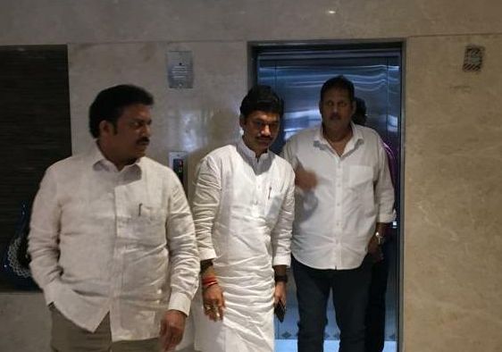 Udayan Raje meets sharad Pawar in Pune; Discussion about bjps entry | उदयनराजे पुण्यात पवारांच्या भेटीला; पक्षांतर थांबविण्याची चर्चा Udayan Raje meets sharad Pawar in Pune; Discussion about bjps entry | उदयनराजे पुण्यात पवारांच्या भेटीला; पक्षांतर थांबविण्याची चर्चा