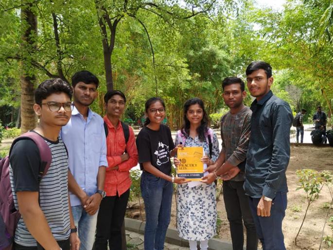 inspiring initiative by fc students ; they gives books to birthday person instead of cake | फर्ग्युसनच्या विद्यार्थ्यांचा अनाेखा उपक्रम ; वाढदिवसाला केक ऐवजी देतात पुस्तक