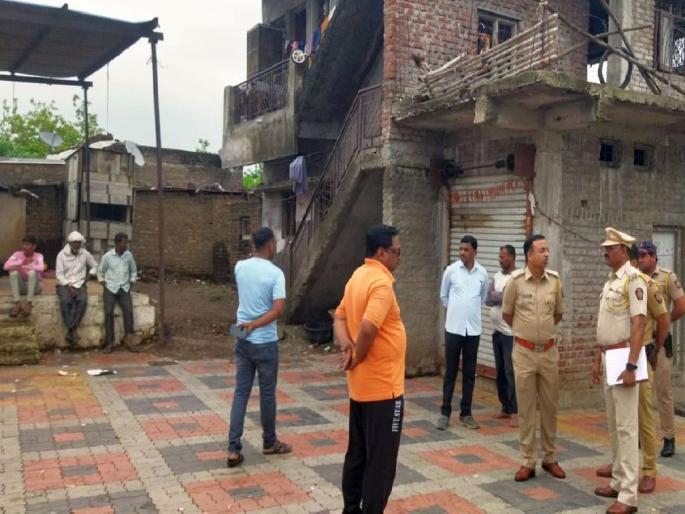 An armed gang killed two in front of their families, a sensational incident in Pusad's Vitala ward. | सशस्त्र टोळक्याने कुटुंबीयांसमोरच दोघांना संपविले, पुसदमधील खळबळजनक घटना An armed gang killed two in front of their families, a sensational incident in Pusad's Vitala ward. | सशस्त्र टोळक्याने कुटुंबीयांसमोरच दोघांना संपविले, पुसदमधील खळबळजनक घटना