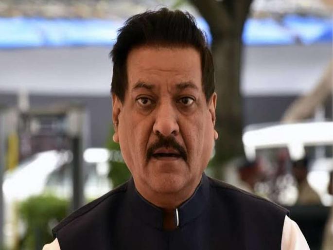 Can Devendra Fadnavis be the caretaker CM from tomorrow? Question raised by Prithviraj Chavan | फडणवीस उद्यापासून काळजीवाहू मुख्यमंत्री राहू शकतात का? काँग्रेसकडून प्रश्न उपस्थित Can Devendra Fadnavis be the caretaker CM from tomorrow? Question raised by Prithviraj Chavan | फडणवीस उद्यापासून काळजीवाहू मुख्यमंत्री राहू शकतात का? काँग्रेसकडून प्रश्न उपस्थित