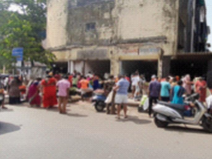 In Navi Mumbai, shopping is crowded in the morning and dry in the afternoon | नवी मुंबईमध्ये खरेदीसाठी सकाळी गर्दी, दुपारनंतर शुकशुकाट In Navi Mumbai, shopping is crowded in the morning and dry in the afternoon | नवी मुंबईमध्ये खरेदीसाठी सकाळी गर्दी, दुपारनंतर शुकशुकाट