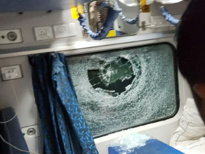 Stone pelting by unknown persons on Ahmedabad-Howrah Express; The windows of AC coach were broken | अहमदाबाद-हावडा धावत्या एक्सप्रेसवर अज्ञाताकडून दगडफेक, वातानुकूलित कोचच्या काचा फुटल्या Stone pelting by unknown persons on Ahmedabad-Howrah Express; The windows of AC coach were broken | अहमदाबाद-हावडा धावत्या एक्सप्रेसवर अज्ञाताकडून दगडफेक, वातानुकूलित कोचच्या काचा फुटल्या
