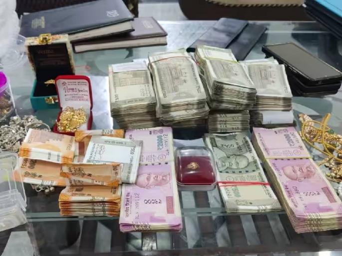 fci scam case cbi raids dgm rajeev mishra arrested | सोनं-चांदी आणि पैशाने भरलेलं कपाट; FCI घोटाळ्याप्रकरणी CBI ची मोठी कारवाई fci scam case cbi raids dgm rajeev mishra arrested | सोनं-चांदी आणि पैशाने भरलेलं कपाट; FCI घोटाळ्याप्रकरणी CBI ची मोठी कारवाई
