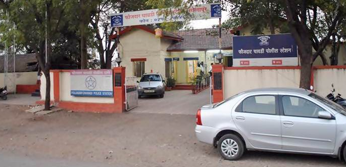 Non-licensed agitation; A complaint was lodged against BJP-Congress workers including Solapur Mayor | विना परवाना आंदोलन ; सोलापूरच्या महापौरांसह भाजप-काँग्रेसच्या कार्यकर्त्यांवर गुन्हा दाखल