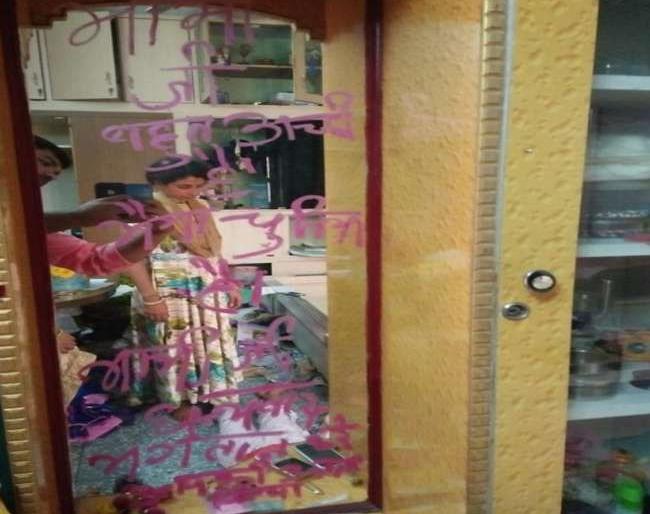 Aunt, you are so good! Thieves give thanks after the robbery of 50 lakhs | काकू, तुम्ही खूप चांगल्या आहात! 50 लाखांच्या घरफोडीनंतर चोरांनी मानले आभार Aunt, you are so good! Thieves give thanks after the robbery of 50 lakhs | काकू, तुम्ही खूप चांगल्या आहात! 50 लाखांच्या घरफोडीनंतर चोरांनी मानले आभार