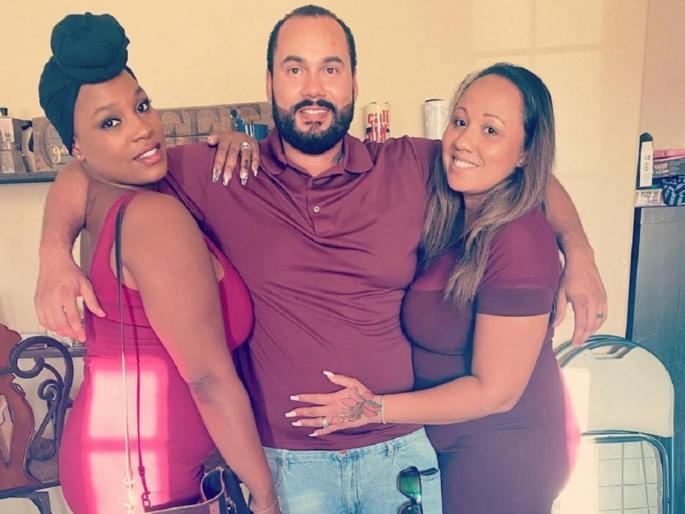 Married couple five children invited another woman Throuple | पती, पत्नी और वो! ५ मुलं असलेलं कपल पडलं एका महिलेच्या प्रेमात, आता तिघेही एकत्र राहतात आणि... Married couple five children invited another woman Throuple | पती, पत्नी और वो! ५ मुलं असलेलं कपल पडलं एका महिलेच्या प्रेमात, आता तिघेही एकत्र राहतात आणि...