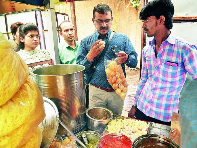 Lokmat Impact: Onion handling 17 food items in Nagpur | लोकमत इम्पॅक्ट : नागपुरात खाद्यपदार्थांच्या १७ हातठेल्यांवर धाड Lokmat Impact: Onion handling 17 food items in Nagpur | लोकमत इम्पॅक्ट : नागपुरात खाद्यपदार्थांच्या १७ हातठेल्यांवर धाड