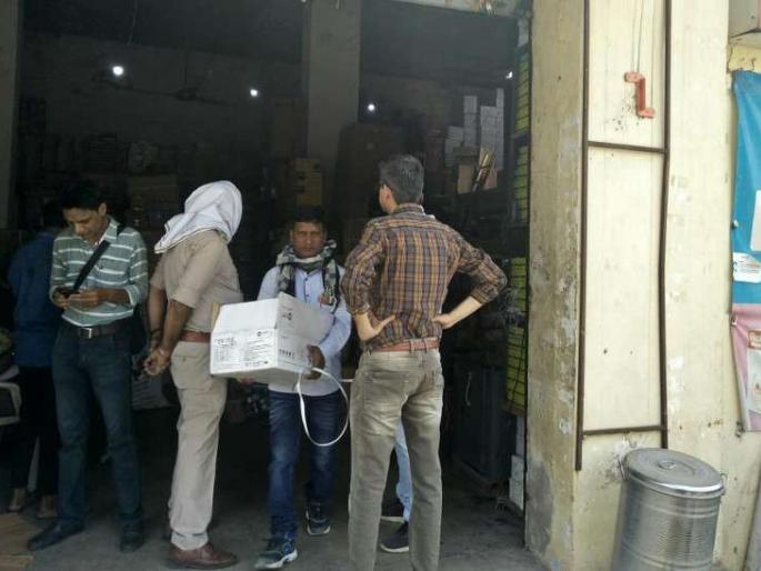 Food and Drug Department raids in the district; 17 lakh stocks confiscated | जिल्ह्यात अन्न व औषध विभागाचे छापे; १७ लाखांचा साठा जप्त Food and Drug Department raids in the district; 17 lakh stocks confiscated | जिल्ह्यात अन्न व औषध विभागाचे छापे; १७ लाखांचा साठा जप्त