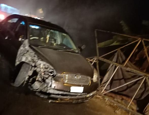 Accident due to dirt road on Bhayandar hill - Uttan road | भाईंदरच्या डोंगरी - उत्तन मार्गावर विहीरीलगत खचलेल्या रस्त्यामुळे अपघात