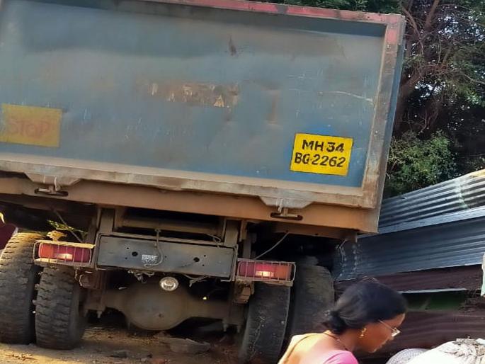 The highway truck entered the house while the sugar was burning; The death of both | साखरझोपेत असताना हायवा ट्रक घरात घुसला; दोघांचा मृत्यू The highway truck entered the house while the sugar was burning; The death of both | साखरझोपेत असताना हायवा ट्रक घरात घुसला; दोघांचा मृत्यू