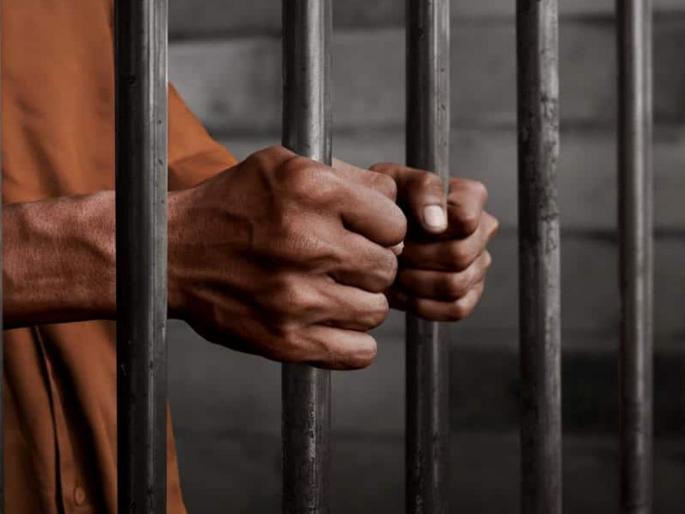 Arrested for cash laundering | रोकड लंपास करणाऱ्यास अटक Arrested for cash laundering | रोकड लंपास करणाऱ्यास अटक