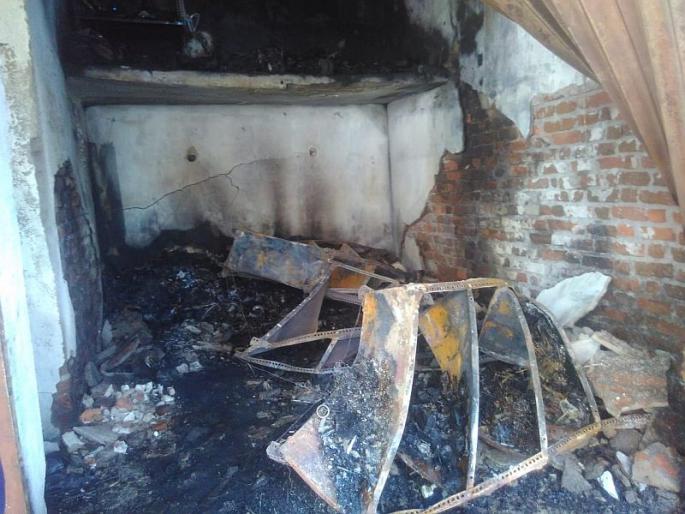 Fire breaks out at an automobile in Ghonsa | घोन्सा येथील ऑटोमोबाईलला भीषण आग Fire breaks out at an automobile in Ghonsa | घोन्सा येथील ऑटोमोबाईलला भीषण आग