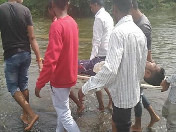 Road closure for patients | रस्ता खचल्याने रूग्णांची तारांबळ Road closure for patients | रस्ता खचल्याने रूग्णांची तारांबळ