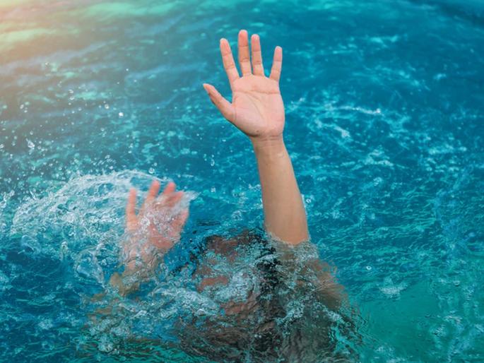The girl drowns in Wainganga, saving two lives | वैनगंगेत मुलगी बुडाली, दोघींना वाचविण्यात यश The girl drowns in Wainganga, saving two lives | वैनगंगेत मुलगी बुडाली, दोघींना वाचविण्यात यश
