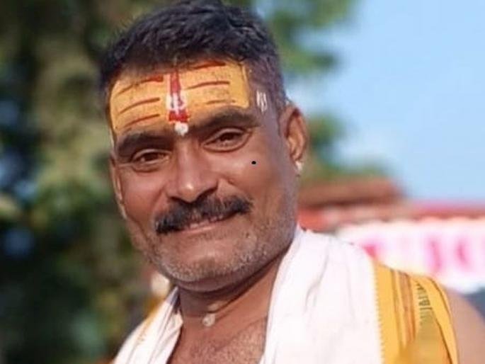A bus was reversing from a workshop in Barshi bus stand when it hit the conductor, he died on the spot | बार्शी स्थानकातील वर्कशॉपमधून बस रिव्हर्स घेताना वाहकाला धडक, जागीच मृत्यू  A bus was reversing from a workshop in Barshi bus stand when it hit the conductor, he died on the spot | बार्शी स्थानकातील वर्कशॉपमधून बस रिव्हर्स घेताना वाहकाला धडक, जागीच मृत्यू