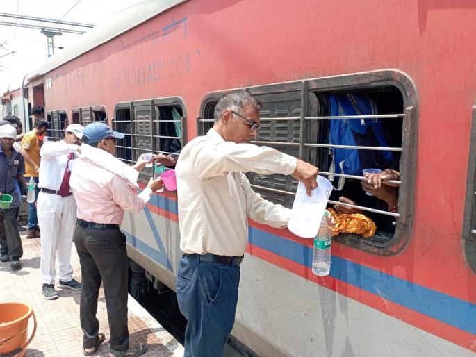 No need to crowd the platforms; Passengers will get chilled water at their seats | फलाटांवर गर्दी करण्याची गरज नाही; प्रवाशांना बसल्याजागीच मिळणार थंडगार पाणी No need to crowd the platforms; Passengers will get chilled water at their seats | फलाटांवर गर्दी करण्याची गरज नाही; प्रवाशांना बसल्याजागीच मिळणार थंडगार पाणी