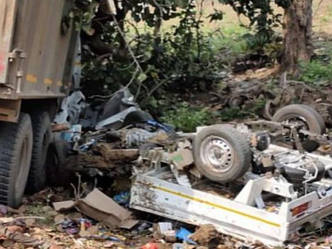 Tipper rammed on freight tempo; Two killed, one serious | मालवाहू टेम्पोला टिप्परची धडक; दोन ठार, एक गंभीर