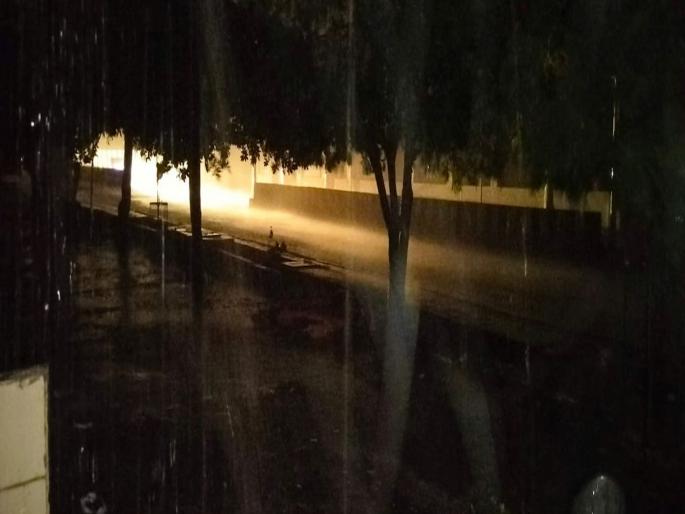 Heavy rain in Parbhani city with gusty winds | सोसाट्याच्या वाऱ्यासह परभणी शहरात जोरदार पाऊस Heavy rain in Parbhani city with gusty winds | सोसाट्याच्या वाऱ्यासह परभणी शहरात जोरदार पाऊस