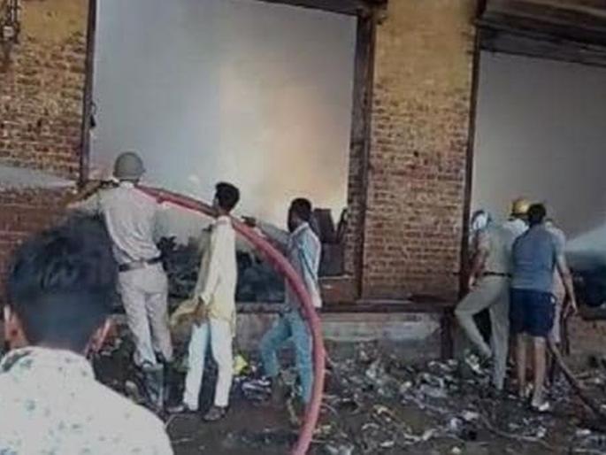 Massive fire at candle factory in Ghaziabad; 7 killed | गाझियाबादमध्ये मेणबत्ती कारखान्याला भीषण आग; 7 जण ठार Massive fire at candle factory in Ghaziabad; 7 killed | गाझियाबादमध्ये मेणबत्ती कारखान्याला भीषण आग; 7 जण ठार