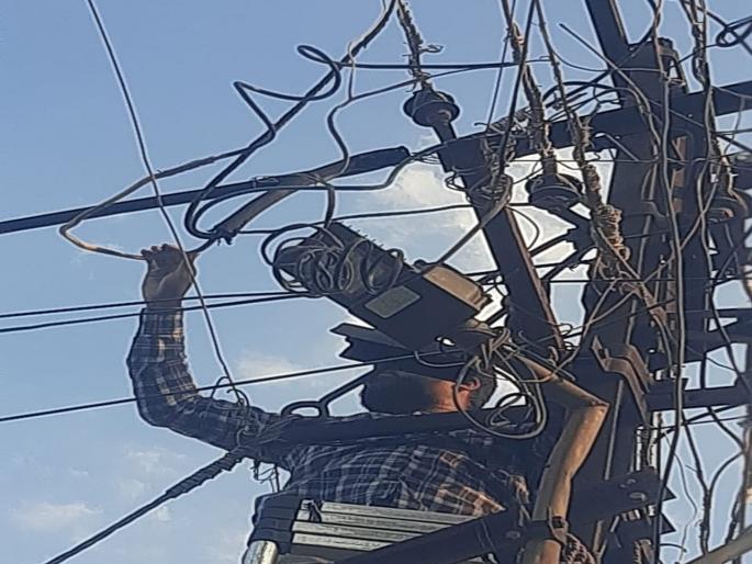 Restoration of power supply in 95 percent of areas affected by stormy rains | वादळी पावसाने वीज पुरवठा खंडित झालेल्या ९५ टक्के भागातील वीजपुरवठा पूर्ववत Restoration of power supply in 95 percent of areas affected by stormy rains | वादळी पावसाने वीज पुरवठा खंडित झालेल्या ९५ टक्के भागातील वीजपुरवठा पूर्ववत