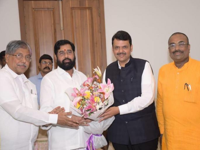 It is being said that Chief Minister Eknath Shinde's group will get 15 to 17 ministerial posts. | शिंदे गटाला १५ ते १७ मंत्रिपदं; फडणवीसांना 'गृह'सोबत आणखी एक मोठं खातं मिळण्याची शक्यता It is being said that Chief Minister Eknath Shinde's group will get 15 to 17 ministerial posts. | शिंदे गटाला १५ ते १७ मंत्रिपदं; फडणवीसांना 'गृह'सोबत आणखी एक मोठं खातं मिळण्याची शक्यता