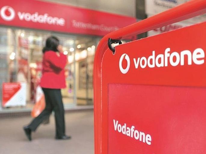 Vodafone softened after Airtel; Unlimited Calling Gift to Customers Again | एअरटेलनंतर व्होडाफोनही नरमली; ग्राहकांना पुन्हा अनलिमिटेड कॉलिंगची भेट Vodafone softened after Airtel; Unlimited Calling Gift to Customers Again | एअरटेलनंतर व्होडाफोनही नरमली; ग्राहकांना पुन्हा अनलिमिटेड कॉलिंगची भेट