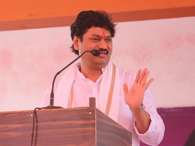 Minister Dhananjay Munde said that with the blessings of God, any crisis in the world is over | 'या' आशीर्वादापुढे कोणतेही संकट तोकडे आहे; धनंजय मुंडेंची पंकजा मुंडेंसमोर भावनिक प्रतिक्रिया