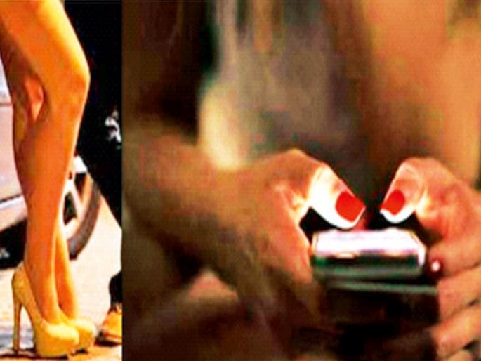 Six lakh rob with honey trap; The businessman was kept at the lodge | हनी ट्रॅप लावून सहा लाख उकळले; व्यावसायिकाला लॉजवर ठेवले डांबून Six lakh rob with honey trap; The businessman was kept at the lodge | हनी ट्रॅप लावून सहा लाख उकळले; व्यावसायिकाला लॉजवर ठेवले डांबून