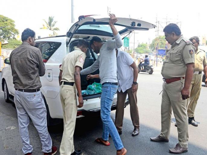 Inspection of 3500 vehicles at 9 check posts in the district | जिल्ह्यातील ९ चेक पोस्टवर साडेतीन हजार वाहनांची तपासणी Inspection of 3500 vehicles at 9 check posts in the district | जिल्ह्यातील ९ चेक पोस्टवर साडेतीन हजार वाहनांची तपासणी