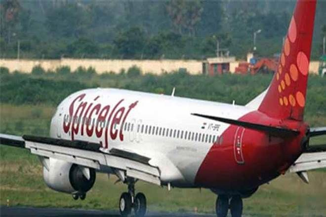 Emergency landing of SpiceJet aircraft in Nagpur | नागपुरात स्पाईसजेट विमानाचे आकस्मिक लॅण्डिंग Emergency landing of SpiceJet aircraft in Nagpur | नागपुरात स्पाईसजेट विमानाचे आकस्मिक लॅण्डिंग
