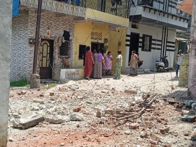 Slab of Mangal Murthy building collapsed in Ulhasnagar, woman slightly injured | उल्हासनगरात मंगल मूर्ती इमारतीचा स्लॅब कोसळला, महिला किरकोळ जखमी Slab of Mangal Murthy building collapsed in Ulhasnagar, woman slightly injured | उल्हासनगरात मंगल मूर्ती इमारतीचा स्लॅब कोसळला, महिला किरकोळ जखमी