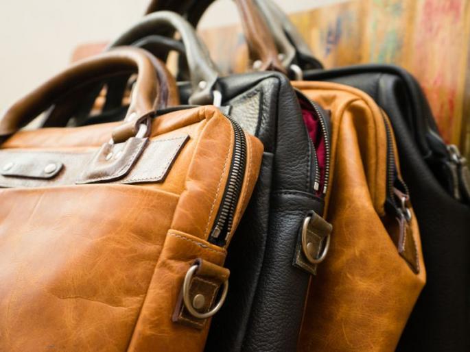 market of leather goods in mumbai is dharavi near sion station | मुंबईत असली चामड्याची वस्तु घेण्यासाठी एकच ठिकाण ते म्हणजे धारावी market of leather goods in mumbai is dharavi near sion station | मुंबईत असली चामड्याची वस्तु घेण्यासाठी एकच ठिकाण ते म्हणजे धारावी